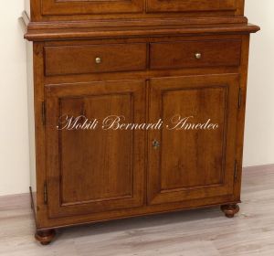 Credenza con alzata stile classico in legno massello di noce con gambe a cipolla e 2 ante a vetro